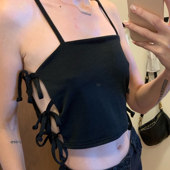 PRETTYLITTLETHING Black Side-tie up Crop Top - Picture 2 of 4